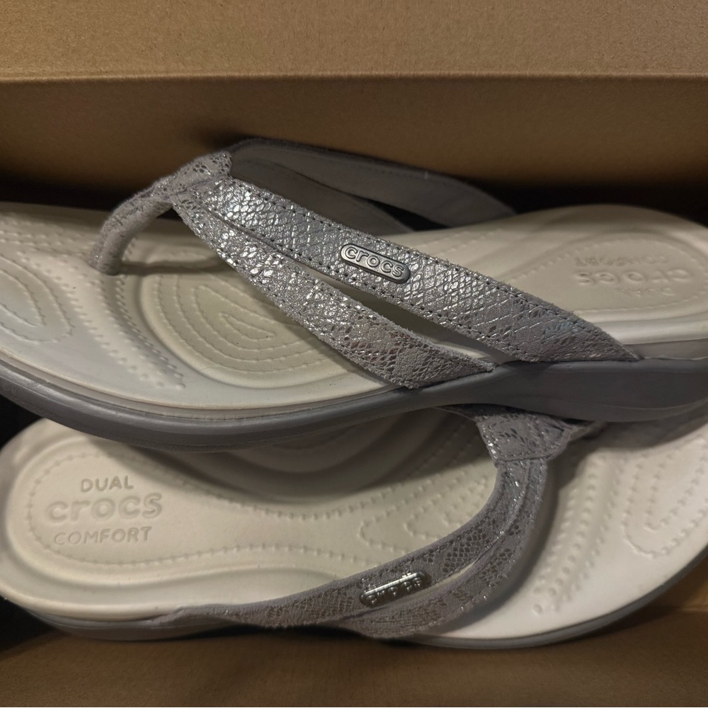 CROCS Women’s capri strappy Metallic Silver Strappy Flip Sandals sz 10